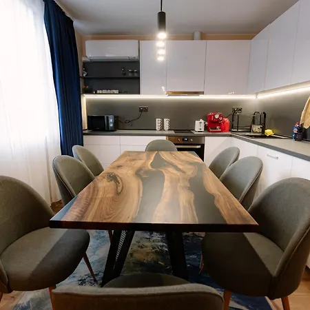 1 Minute To Main Street Grafa, Ndk, Free Parking, 3bdr *