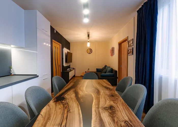 1 Minute To Main Street Grafa, Ndk, Free Parking, 3bdr Apartment *