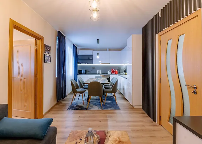 1 Minute To Main Street Grafa, Ndk, Free Parking, 3bdr Apartment *